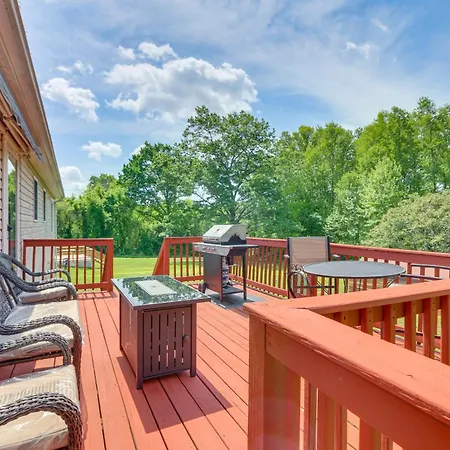 Chatham Getaway With Fireplace, Deck And Gas Grill!